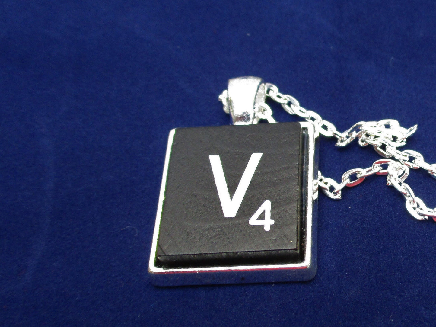 SCRABBLE INITIAL V NECKLACE with chain