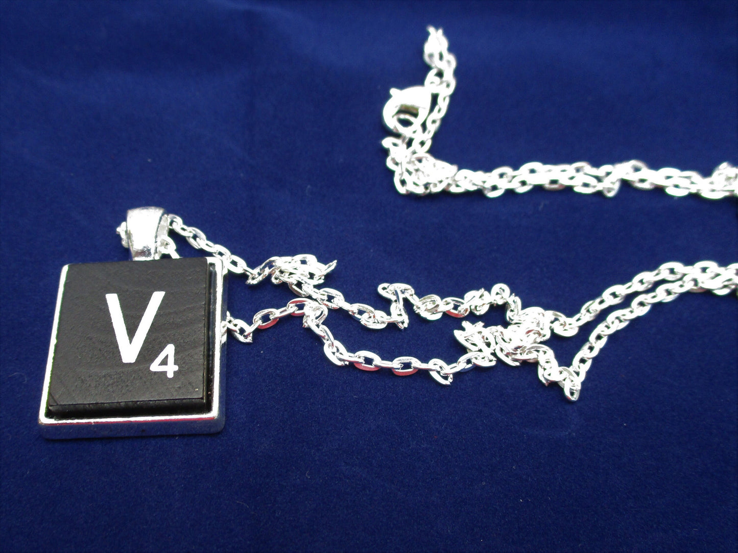 SCRABBLE INITIAL V NECKLACE with chain