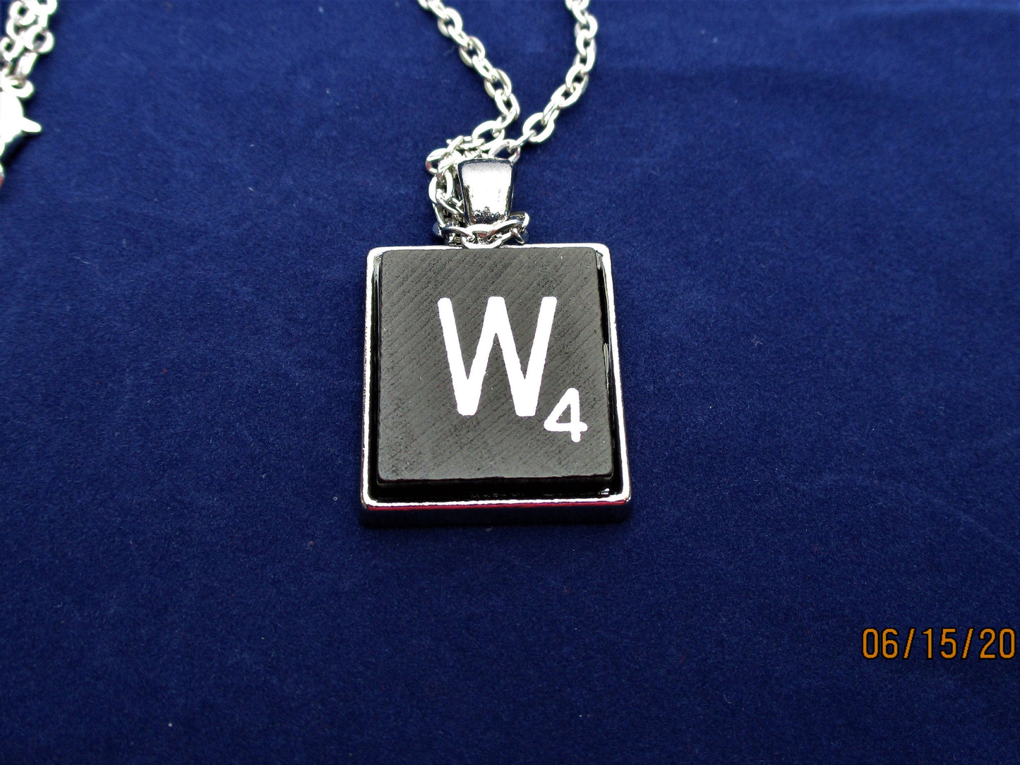 SCRABBLE INITIAL W NECKLACE with chain