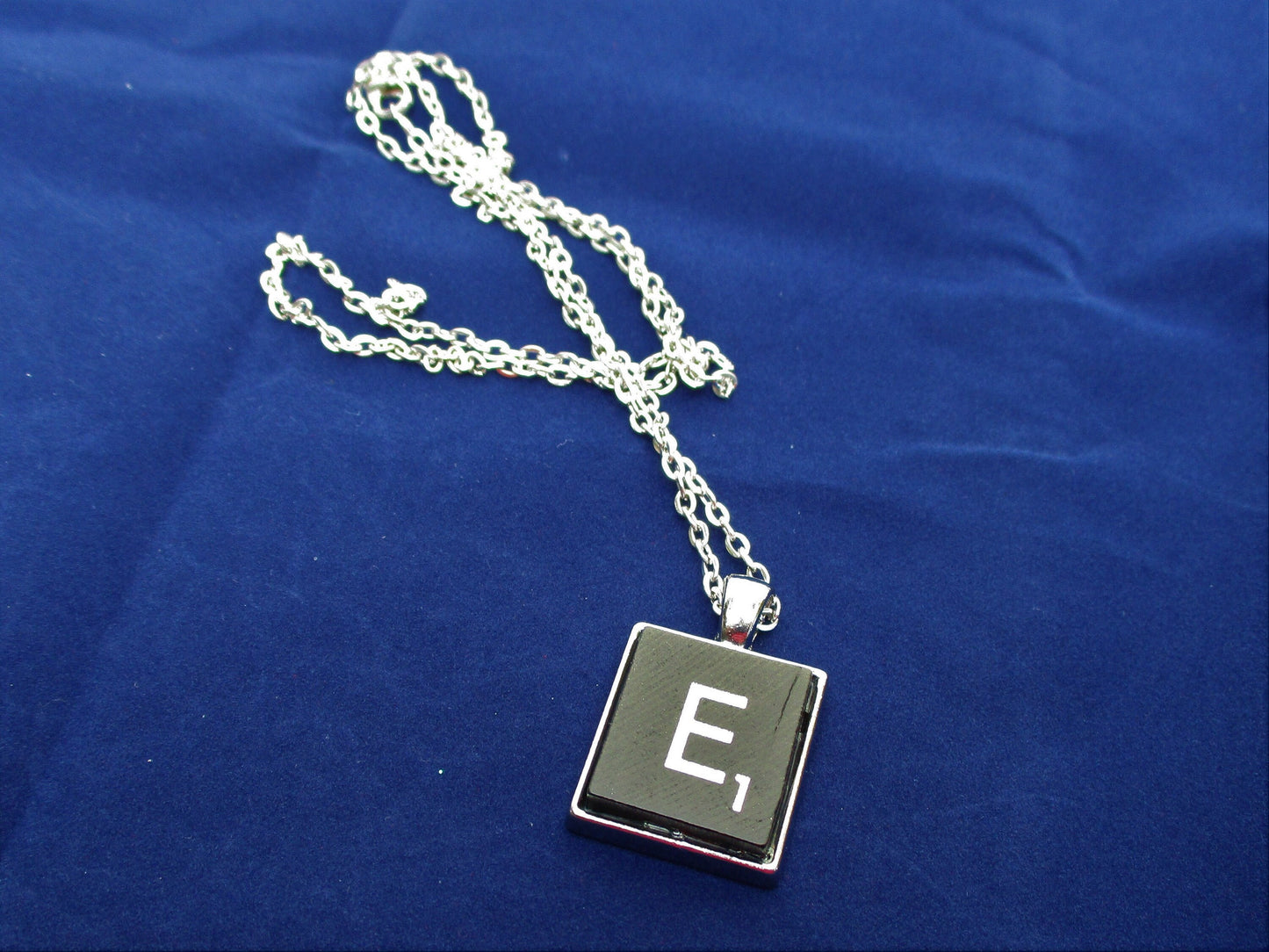 SCRABBLE INITIAL E  NECKLACE with chain