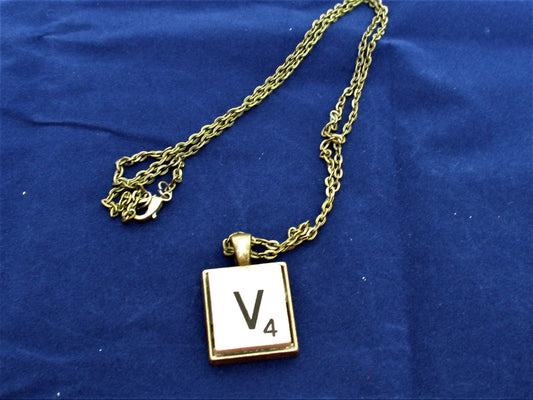 SCRABBLE INITIAL V NECKLACE with chain