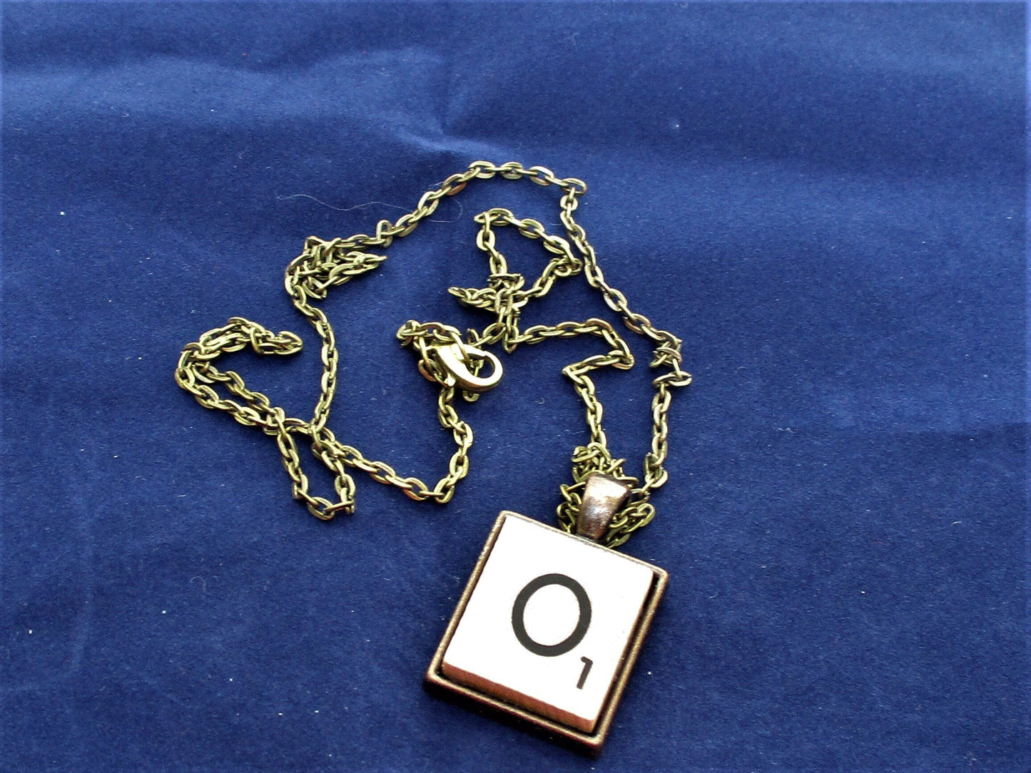 SCRABBLE INITIAL O NECKLACE with chain