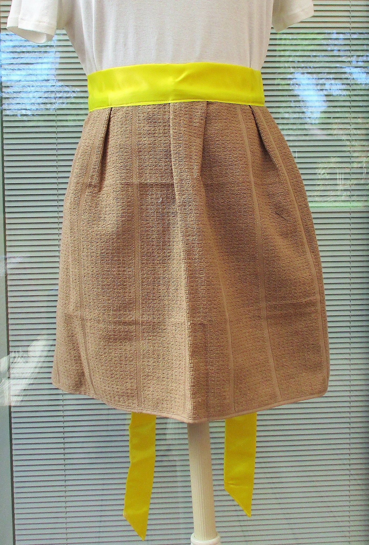 TERRY DISHTOWEL APRON brown with yellow ties