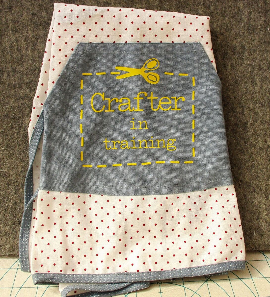 OLD FASHION APRON for child yellow crafter in training emblem