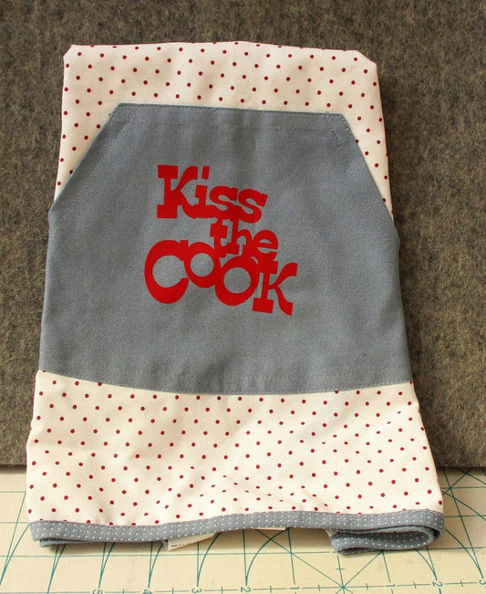 OLD FASHION APRON for child red kiss the cook emblem