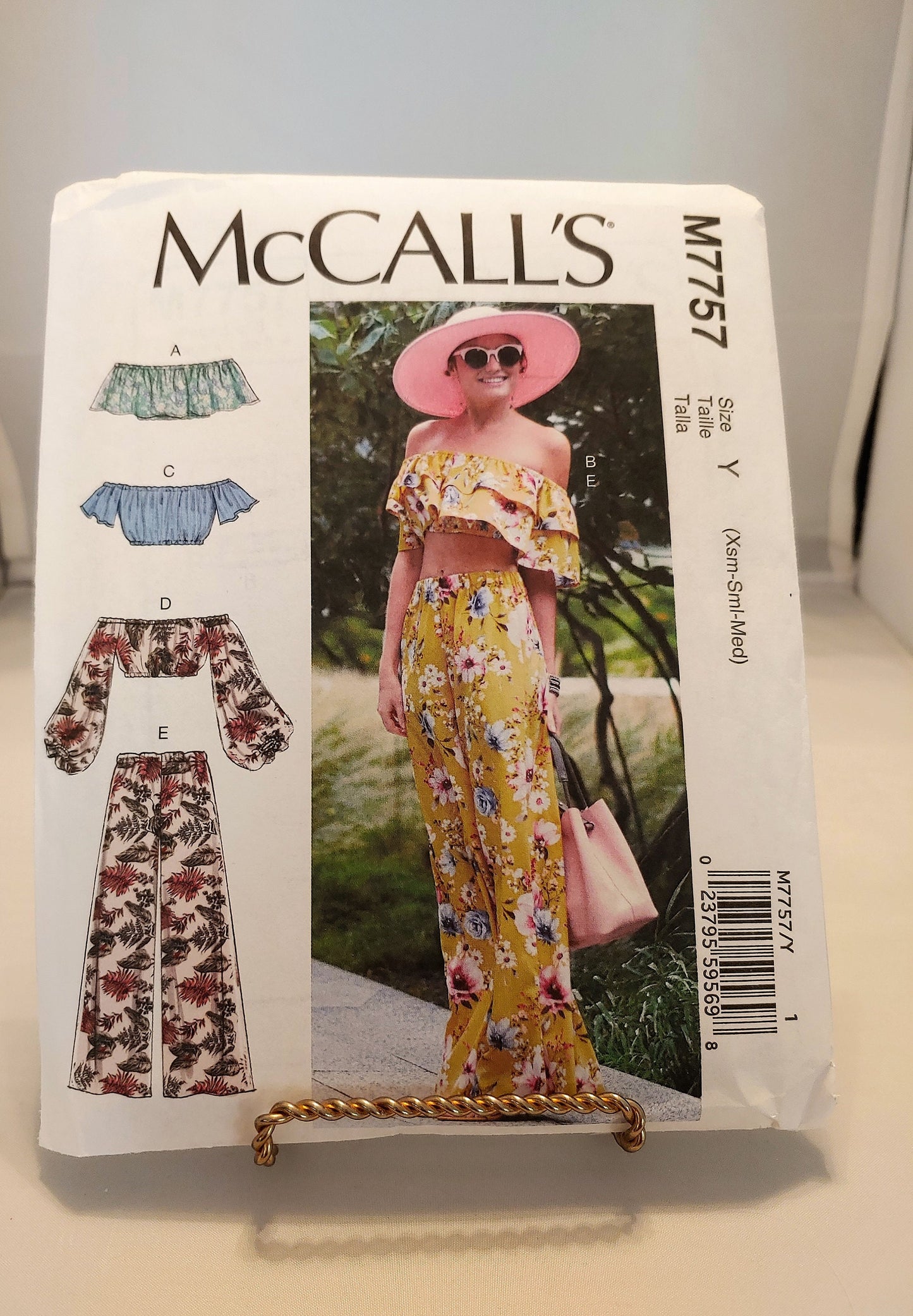 McCalls pattern, McCalls misses to and pants, sewing patterns, number 7757, size xsm-med,  new uncut condition, easy to make