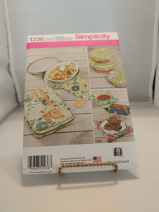 Simplicity pattern, lcasserole carriers,   fabric gift baskets, bowl covers, covers 3 sizes, number 1236,  size 0ne size,  uncut condition,